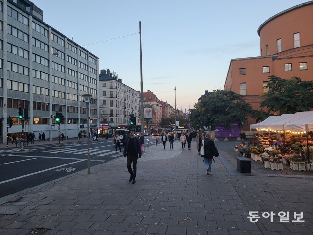 지난달 3일 오후 스톡홀름의 한 거리. 넓은 인도 위를 오가는 시민들 중 스마트폰을 보며 걷는 사람은 찾아보기 힘들다. 스톡홀름=정순구기자 soon9@donga.com