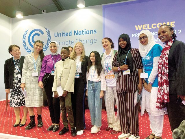 월드비전 기후변화대사 샤니아(탄자니아·15세·오른쪽에서 세 번째)는 제27차 유엔기후변화협약 당사국 총회에 참석해 각국 지도자들에게 아동을 위한 더욱 담대한 기후 행동을 촉구했다. 월드비전 제공