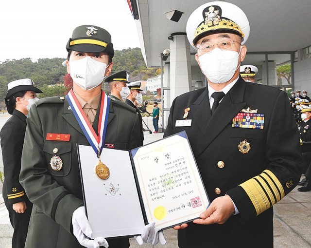 28일 제133기 해군·해병대 사관후보생 임관식에서 국방부 장관상을 수상한 김미선 해병대 소위(왼쪽)가 이종호 해군참모총장과 기념촬영을 하고 있다. 해군 제공