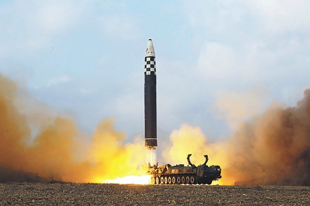 11월 18일 평양 순안비행장에서 괴물 대륙간탄도미사일(ICBM)인 화성-17형이 이동식발사차량(TEL)에서 발사되고 있다. 사진 출처 북한 노동신문