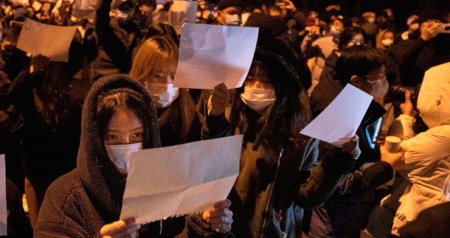 中 전역에 불고 있는 ‘백지혁명’ 27일(현지 시간) 밤 중국 수도 베이징 량마차오 인근에서 시민들이 ‘제로 코로나’
 정책에 항의하며 백지를 들고 거리에서 시위하고 있다. 시위는 중국의 2030세대 젊은층이 주축이 됐다. 공안(경찰)에 체포될 
빌미를 주지 않기 위해 구체적인 구호나 문구를 적지 않은 백지는 시위의 상징이 됐다. BBC는 “시위가 ‘백지혁명’으로 불린다”고
 전했다. 베이징=AP 뉴시스
