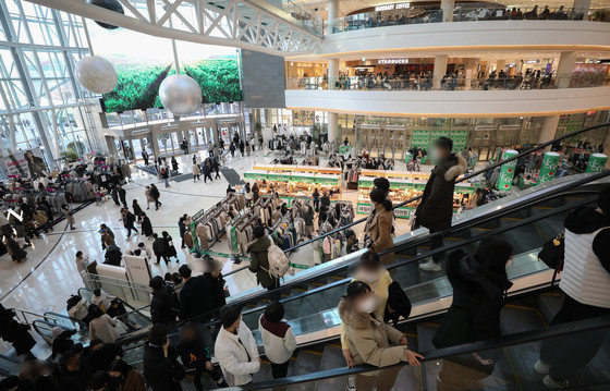 서울의 한 쇼핑몰에서 시민들이 쇼핑을 하고 있다. (사진은 기사 내용과 무관함) 뉴스1