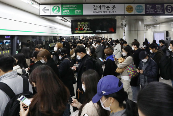 서울교통공사 노조 파업을 하루 앞둔 29일 오전 서울 성동구 왕십리역이 시민들로 붐비고 있다. 2022.11.29뉴스1