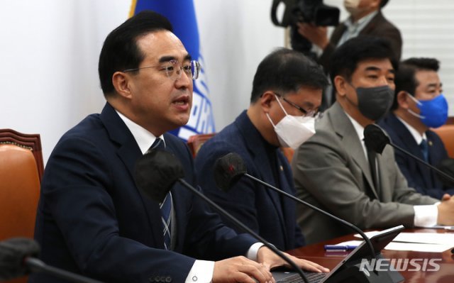 더불어민주당 박홍근 원내대표(왼쪽)가 29일 오전 서울 여의도 국회에서 열린 원내대책회의에서 발언하고 있다. 뉴시스