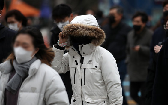 29일 오전 서울 세종대로 광화문광장 인근에서 시민들이 외투를 입고 발걸음을 옮기고 있다. 기상청에 따르면 이날 기압골의 영향을 받다가 중국 북부지방에서 확장하는 찬 대륙고기압의 영향으로 전국에 본격적으로 추위가 시작된다. 2022.11.29 뉴스1