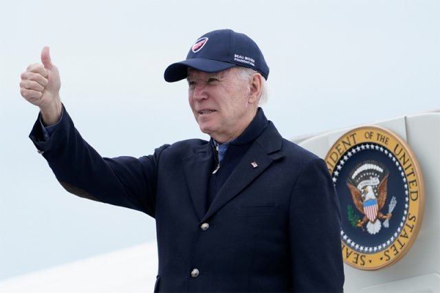 조 바이든 미국 대통령이 27일 매사추세츠주 낸터킷 공항에서 전용기에 탑승하기 전 엄지손가락을 들어 보이고 있다. 낸터킷=AP 뉴시스