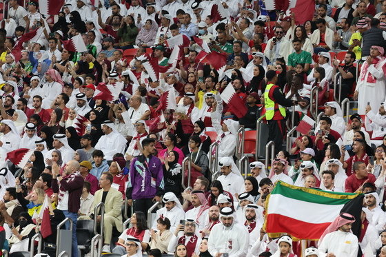 20일 오후(현지시간) 카타르 알코르 알베이트 스타디움에서 열릴 예정인 2022 카타르 월드컵 개막식을 앞두고 가나 축구팬들이 응원을 선보이고 있다. 뉴스1