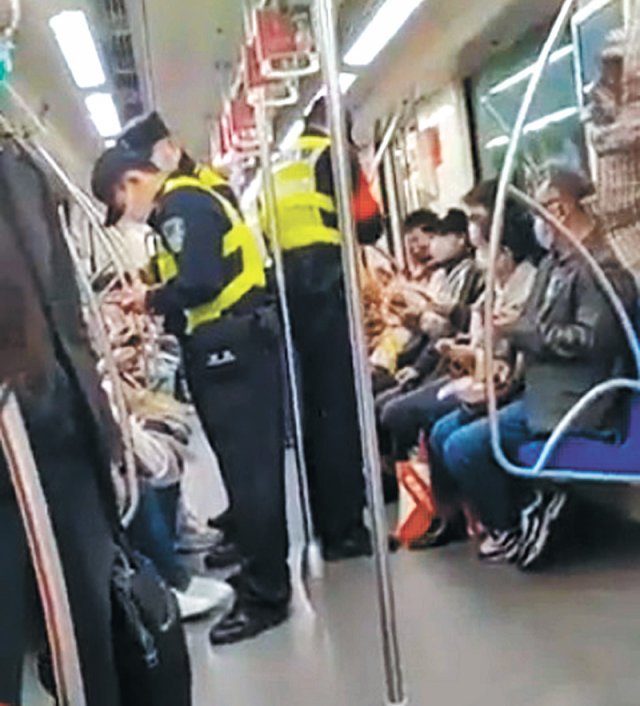 中 광저우서도 시위… 경찰, 휴대전화 검사 28일 밤 상하이 지하철에서 경찰이 승객들의 휴대전화를 검사하고 있는 장면이라며 트위터에 올라온 영상이다. 트위터 캡처