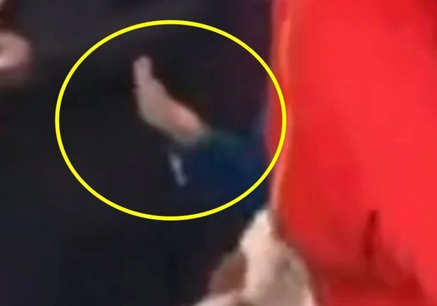 소년이 손흥민과 악수한 손을 그대로 들고 있는 모습. SBS 갈무리