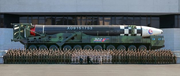 김정은 북한 노동당 총비서가 신형 대륙간탄도미사일(ICBM) ‘화성-17형’ 시험발사 성공에 기여한 공로자들과 기념사진을 찍었다. (평양 노동신문=뉴스1)