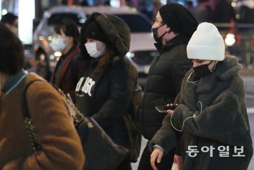 29일 서울 종로구 세종대로 사거리에서 시민들이 두꺼운 외투를 입고 신호등이 바뀌기를 기다리고 있다. 동아일보DB