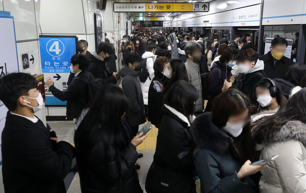 서울 지하철을 운영하는 서울교통공사 노조가 총파업에 돌입한 30일 오전 서울 6호선 삼각지역 승강장에서 시민들이 지하철을 이용하고 있다. 지하철 파업은 1∼8호선 기준으로, 지난 2016년 9월 이후 6년 만이다. 2022.11.30 뉴스1