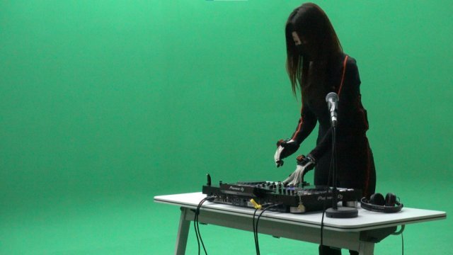 션캡처 의상을 입고 메타버스 공연을 촬영하고 있는 DJ 뫼브, 출처: 컬쳐커넥션
