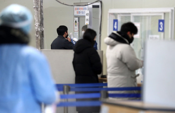 30일 오전 서울 송파구보건소에 마련된 신종 코로나바이러스 감염증(코로나19) 선별진료소에서 시민들이 PCR검사를 받기 위해 차례를 기다리고 있다./뉴스1
