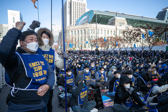 서울교통공사노동조합원들이 30일 오전 서울 중구 서울광장에서 총파업 출정식을 갖고 인력감축 철회, 노사정 합의 이행 등을 촉구하고 있다. 서울 지하철 1~8호선의 운영을 맡고 있는 서울교통공사의 노동조합은 회사의 인력감축안 등에 반대해 이날부터 총파업에 돌입한다. 서울 지하철 노동자들의 총파업은 ‘성과연봉제 반대’를 내세웠던 2016년 이후 6년 만이다. 2022.11.30/뉴스1