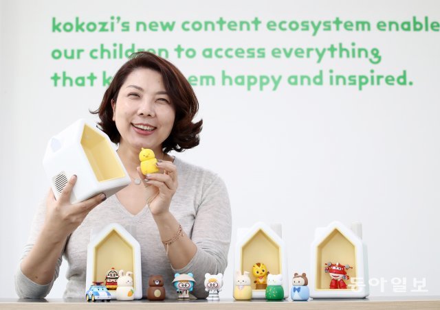 박지희 코코지 대표가 이 회사의 제품인 영유아 교육용 오디오 플레이어 ‘코코지 하우스’와 캐릭터 ‘아띠’를 들고 활짝 웃고 있다. 전영한 기자 scoopjyh@donga.com
