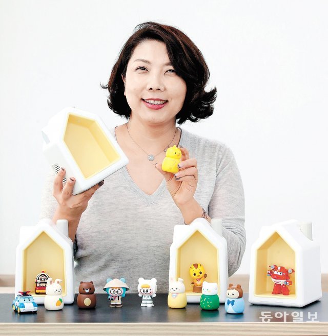 박지희 코코지 대표가 이 회사의 제품인 영유아 교육용 오디오 플레이어 ‘코코지 하우스’와  오디오 콘텐츠를 담고 있는 캐릭터 인형 ‘아띠’를 들고 활짝 웃고 있다. 전영한 기자 scoopjyh@donga.com