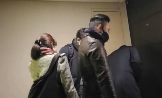 한동훈 법무부장관 집 앞을 서성이는 더탐사 취재진들. 더탐사 유튜브 캡처