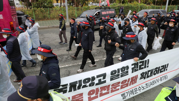 민주노총 공공운수노조 화물연대본부의 집단운송거부(총파업) 행동이 엿새째 이어진 29일 오후 부산 강서구 부산신항 인근도로에서 화물연대 부산지역 노조원들이 행진을 하고 있다. 2022.11.29/뉴스1