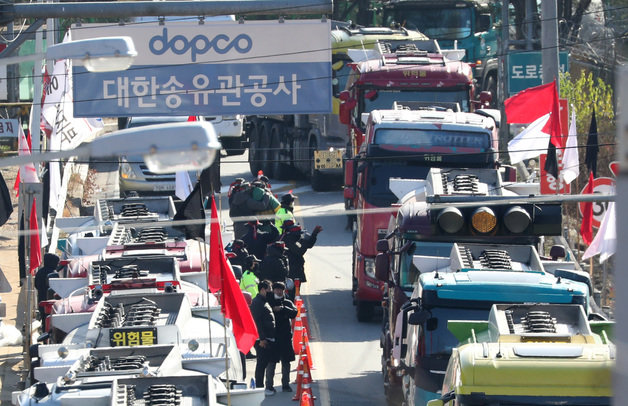 민주노총 공공운수노조 화물연대본부의 집단운송거부(총파업) 행동이 일주일째 이어진 30일 오후 경기 성남시 분당구 대한송유관공사 서울지사 앞 도로에 탱크로리(유조차)들이 줄지어 운행하고 있다. 이번 화물연대 집단 운송거부에는 4대 정유사(SK·GS·S-OIL·현대오일뱅크) 탱크로리(유조차) 기사들이 대거 동참해 주유소의 휘발유·경유 공급에 차질을 빚고 있다. 2022.11.30/뉴스1