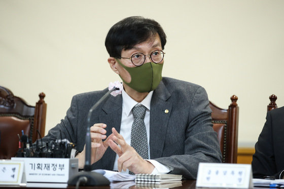 이창용 한국은행 총재가 28일 서울 중구 은행회관에서 열린 비상거시경제금융회의에서 질문에 답변하고 있다. 한국은행 제공 2022.11.28