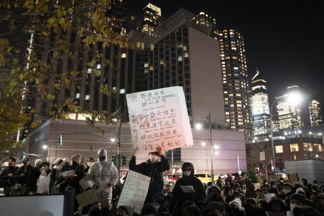 29일(현지시간) 미국 뉴욕에 있는 중국 영사관 부근에서 시위대가 중국의 '제로 코로나' 봉쇄에 반대하는 전 세계인의 시위에 연대해 시위하고 있다. 이 시위에는 자유와 시진핑 주석의 퇴진을 요구하는 내용도 포함됐다. 2022.11.30. 뉴욕=AP/뉴시스