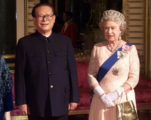 런던 버킹엄궁에서 영국 엘리자베스 2세 여왕을 만난 장쩌민 전 주석. 1999.10.19 AP뉴시스