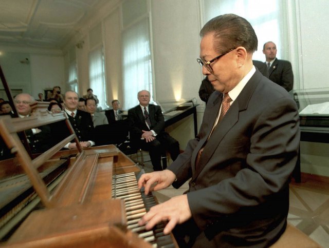 피아노치는 장쩌민. AP뉴시스
