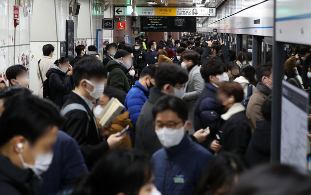 서울 지하철을 운영하는 서울교통공사 노조가 총파업에 돌입한 30일 오전 서울 6호선 삼각지역 승강장에서 시민들이 지하철을 이용하고 있다. 지하철 파업은 1∼8호선 기준으로, 지난 2016년 9월 이후 6년 만이다. 2022.11.30/뉴스1