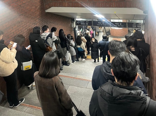 서울교통공사 노조가 총파업에 돌입한 30일 오후 서울 지하철 2호선 시청역에서 시민들이 승강장 계단에서 줄을 서고 있다. (독자 제공)