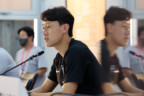 파울루 벤투 감독이 이끄는 대한민국 축구대표팀의 이재성이 30일 오후(현지시간) 카타르 도하 알에글라 트레이닝센터에서 진행될 예정인 훈련에 앞서 기자회견을 하고 있다. 2022.11.30/뉴스1