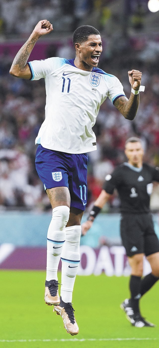 잉글랜드의 마커스 래시퍼드가 30일 웨일스와의 월드컵 조별리그 B조 3차전에서 3-0을 만드는 이날 자신의 두 번째 골을 넣은 뒤 기뻐하고 있다. 알라이얀=AP 뉴시스