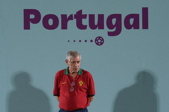페르난도 산토스 포르투갈 축구대표팀 감독이 30일 오후(현지시간) 카타르 알샤하니야 스포츠클럽에 마련된 훈련장에서 선수들의 훈련을 지켜보고 있다. 2022.11.30/뉴스1