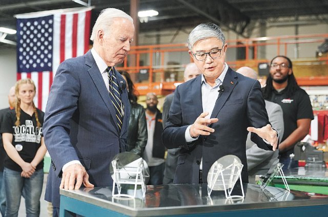 조 바이든 미국 대통령(왼쪽)이 지난달 29일(현지 시간) 미시간주 베이시티의 SK실트론 CSS공장에서 반도체 핵심 소재인 실리콘 카바이드 웨이퍼에 관한 설명을 듣고 있다. 바이든 대통령이 지난해 1월 취임한 뒤 미국 내 한국 기업의 공장을 찾은 것은 처음이다. 베이시티=AP 뉴시스