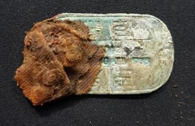 강원 철원 백마고지에서 발견된 고 김용일 이등중사의 인식표. 이 인식표는 고인의 아래팔뼈 유해 안쪽에서 발견됐다. 국방부 제공
