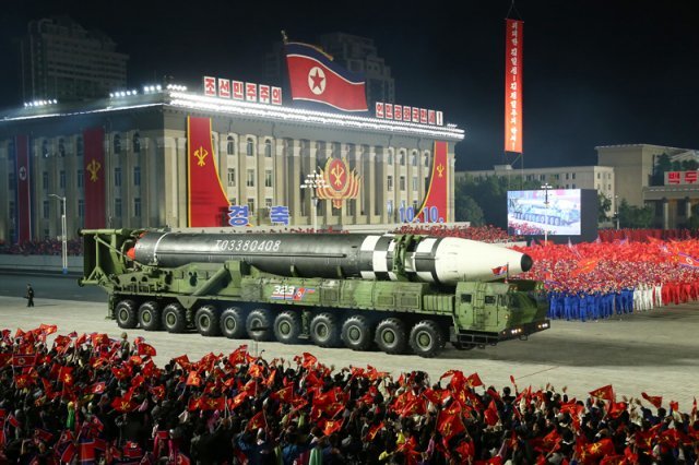 2020년 10월 10일 평양 김일성 광장에서 열린 당 창건 75주년 열병식에서 괴물 ICBM인 화성-17형이 처음으로 공개되괴 있다. 당시 북한은 4기의 화성-17형을 공개했다. 출처 노동신문