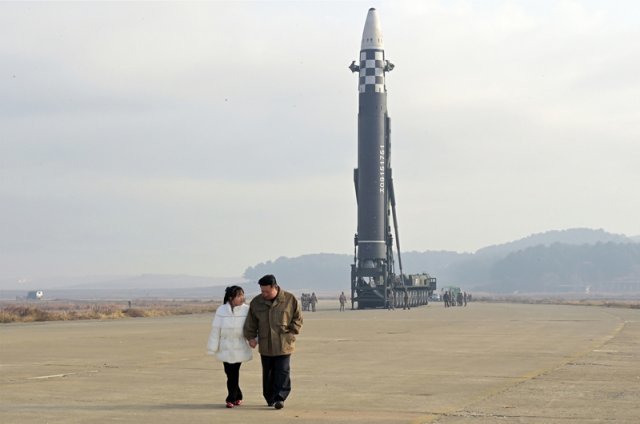 북한 김정은 국무위원장이 11월 18일 평양 순안비행장에서 딸의 손을 잡고 화성-17형의 시험발사 현장을 지도하고 있다. 출처 노동신문