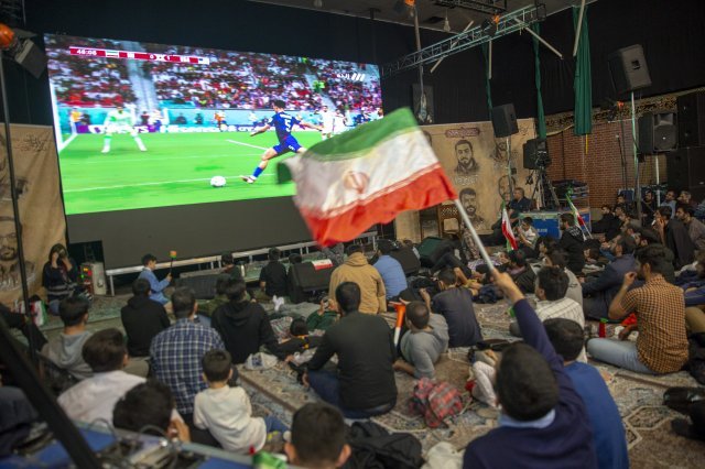 지난달 29일(현지시간) 이란 축구팬들이 테헤란파르스 문화센터에서 미국과의 2022 카타르 월드컵 B조 3차전 축구 경기를 관람하고 있다. 게티이미지코리아