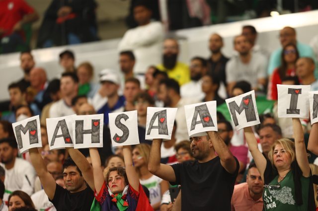 지난달 29일(현지시간) 한 무리의 팬들이 카타르 도하의 알투마마 스타디움에서 열린 2022 카타르 월드컵 B조 이란-미국의 경기 도중 ‘마사 아미니’의 이름이 적힌 피켓을 들어 보이고 있다. 게티이미지코리아