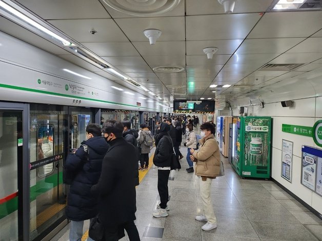 1일 오전 2호선 낙성대 역 승강장에서 시민들이 지하철을 기다리고 있다 ⓒ News1