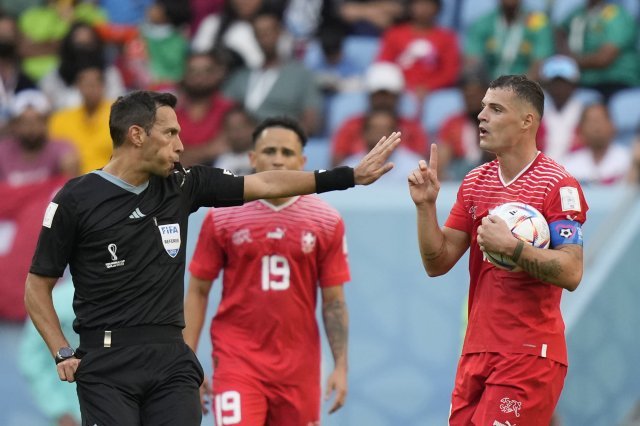 파쿤도 텔로 주심(왼쪽)이 지난달 24일 열린 카타르 월드컵 조별리그 G조 스위스-카메룬 경기에서 스위스 선수들에게 주의를 주고 있다. 알와크라=AP 뉴시스
