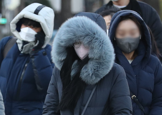 전국 대부분 지역의 아침기온이 영화권으로 접어들며 본격적인 ‘겨울 한파’가 시작된 30일 서울 종로구 광화문일대에서 두꺼운 옷을 입은 시민들이 출근길을 서두르고 있다. 2022.11.30/뉴스1
