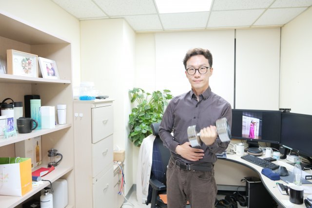 권혁태 교수는 연구실에도 간단한 기구를 비치한 후 틈틈이 근력 운동을 한다. 서울대병원 제공