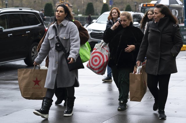 지난달 25일(현지시간) 미국 뉴욕 5번가를 걷고 있는 블랙플라이데이 쇼핑객들. 뉴욕=AP뉴시스