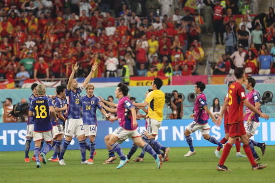 1일 오후(현지시간) 카타르 도하 칼리파 스타디움에서 열린 2022 카타르 월드컵 조별리그 E조 3차전 스페인과 일본의 경기에서 2대 1로 역전승한 일본 선수들이 기쁨을 나누고 있다.2022.12.2/뉴스1