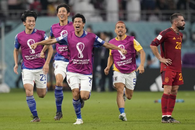 1일(현지 시각) 카타르 알라얀 칼리파 국제경기장에서 열린 카타르 월드컵 조별리그 E조 최종전에서 스페인을 꺾고 16강 진출을 확정지은 일본 대표팀 선수들이 경기장을 뛰며 즐거워 하고 있다. AP 뉴시스