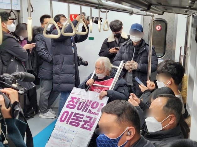 2일 오전 7시반쯤 전장연은 4호선 삼각지역 숙대입구역 방향 1-1 승강장과 신용산 방향 10-4 승강장에서 순차적으로 승하차를 반복했다.  2022.12.2/뉴스1