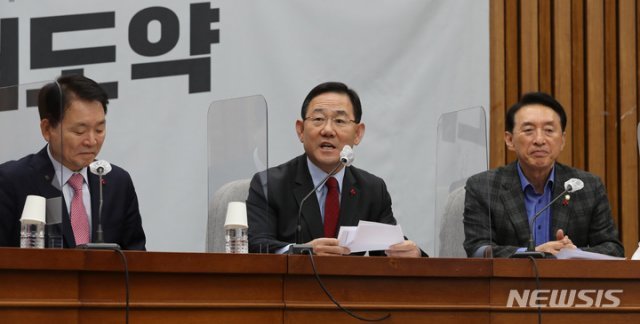 국민의힘 주호영 원내대표(가운데)가 2일 오전 서울 여의도 국회에서 열린 원내대책회의에서 발언하고 있다. 뉴시스