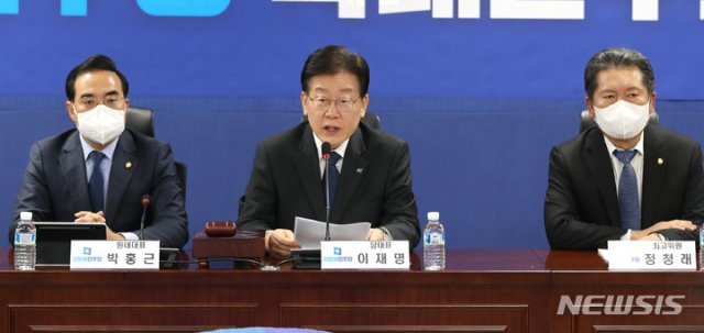 더불어민주당 이재명 대표(가운데)가 2일 오전 서울 여의도 국회에서 열린 확대간부회의에서 발언하고 있다. 뉴시스