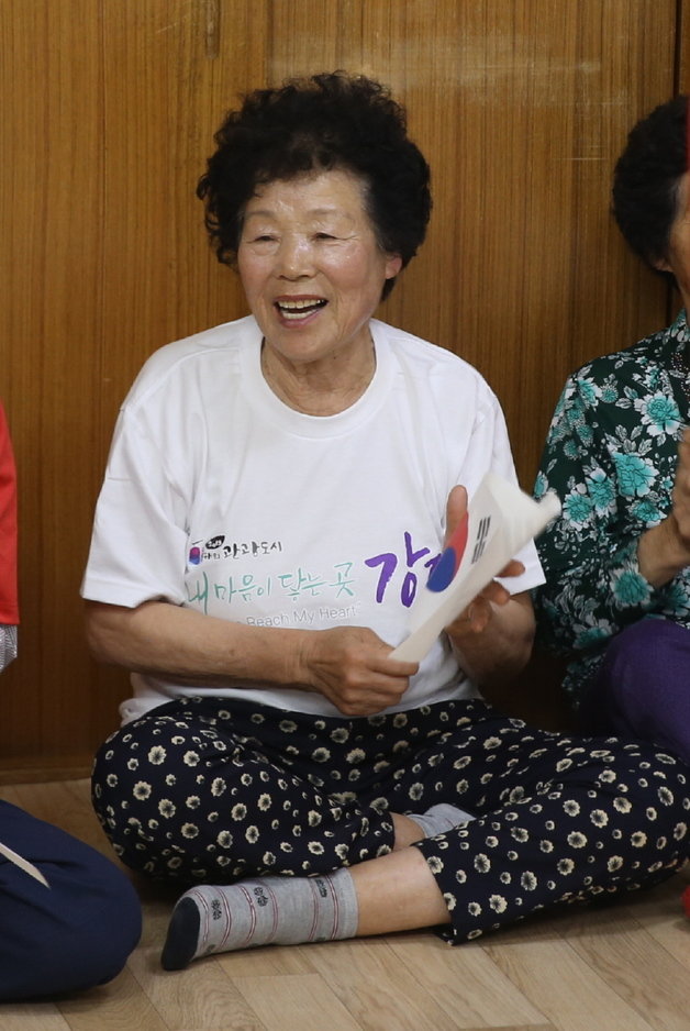 전남 강진에 사는 이강인 선수 외할머니 김영례(88)씨가 태극기를 흔들고 응원하고 있다. 강진군 제공